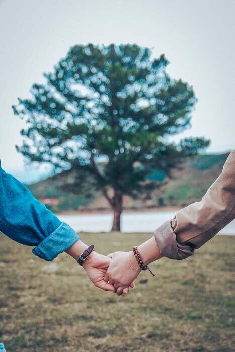 付き合う前に手を繋ぐのはチャラい？｜男性心理と遊びか本気かの見分け方とは