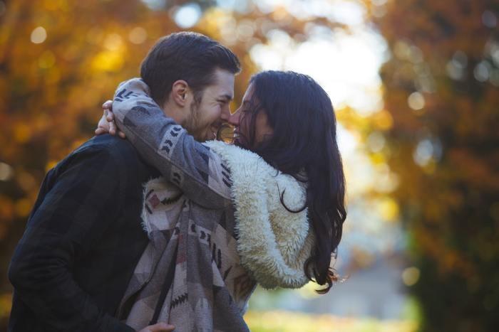 キスの誘惑を勝率100%に！彼が絶対キスしたくなる8の小悪魔テクニック
