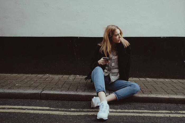 彼女が元彼と連絡をとりつづける心理とは？やめさせるための5つのコツ