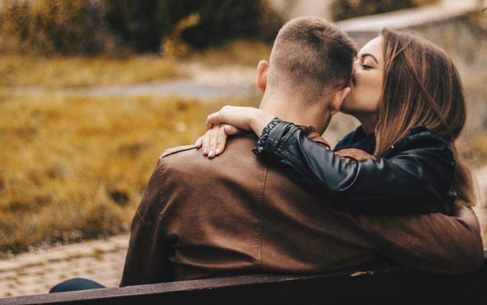ハグは不倫？不倫のボーダーラインって？アウトセーフの線引きと既婚者のハグに隠された意味