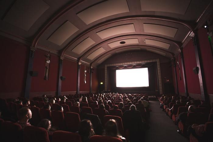 映画館でこっそり