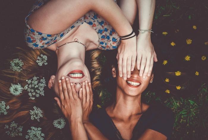 目の下にえくぼがある人は、人相占いではどういう性格？