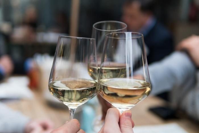 他の男性とお酒を飲む