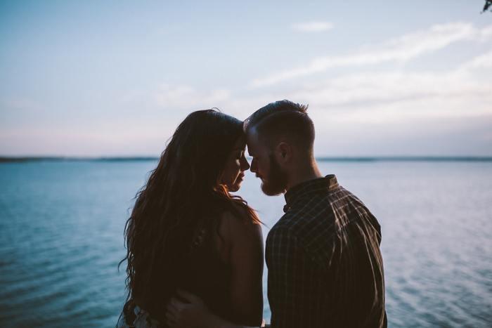 独身女性が既婚男性にキスをされたら不倫になってしまうの？