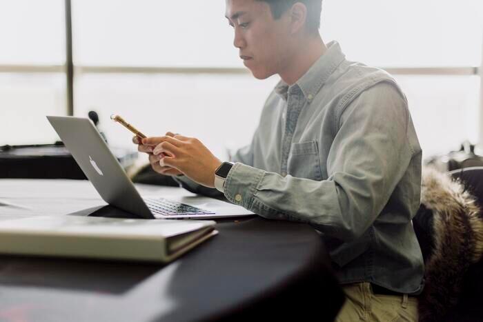 職場の話を聞いてくれる男性が脈ありの時の態度やサイン
