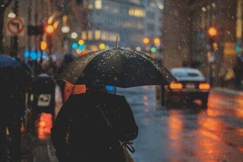 葬式の日に降る雨がもたらすスピリチュアルメッセージ