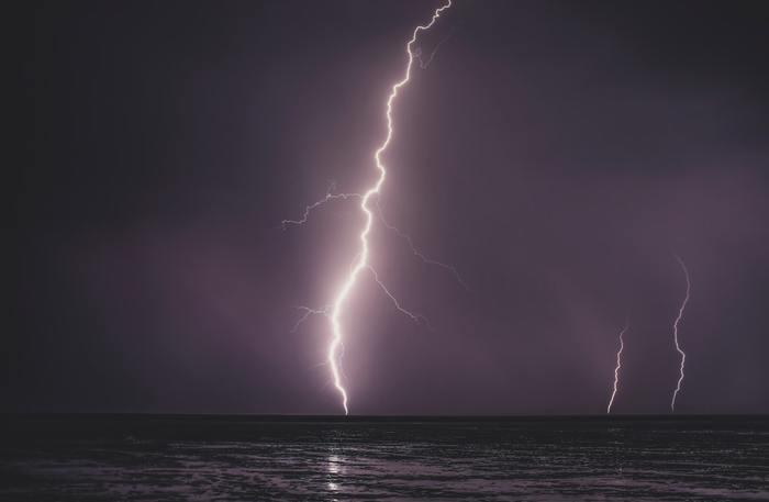 夢の中に雷が出てきた！雷の夢を見た時の意味と心理