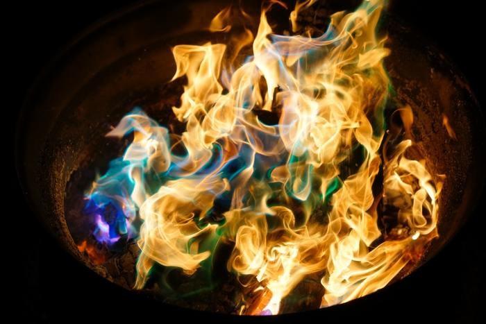 《夢占い》火の夢を見た時の12の意味と心理