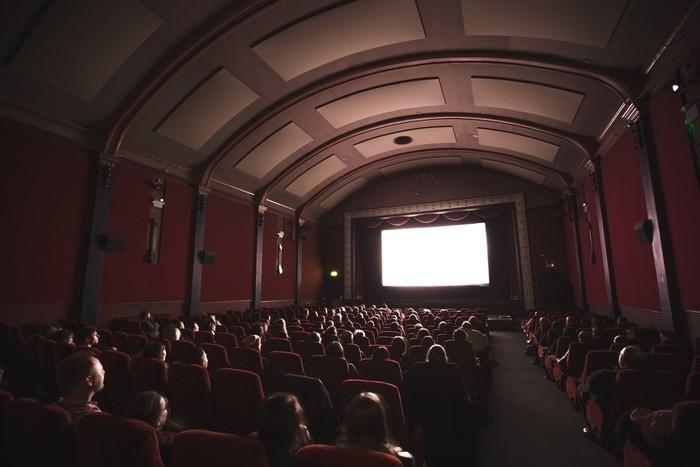 恋愛映画をみたあとに告白する