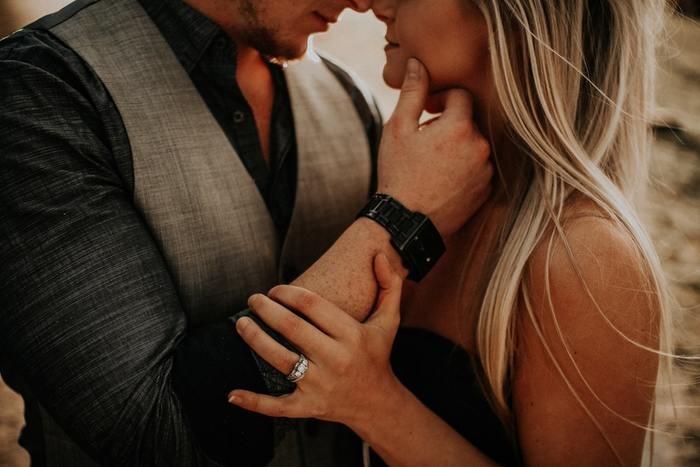 不倫からの略奪婚なのに結婚式を挙げる心理と招待された時の対処法