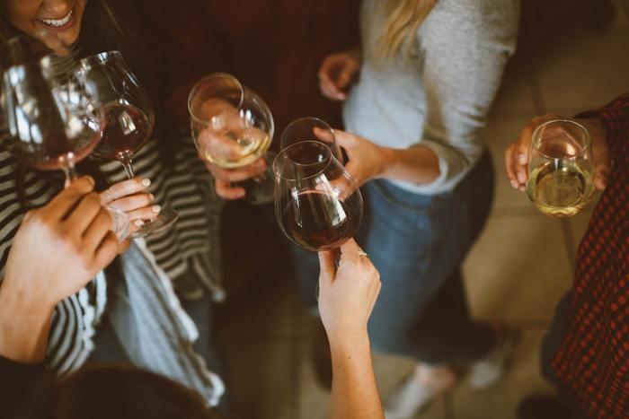 飲み会で同僚に不倫を疑われる行動は？不倫がバレるきっかけとばれないための秘訣