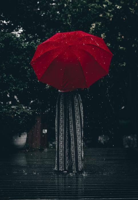 雨の日にはオーバーサイズワンピにスニーカー
