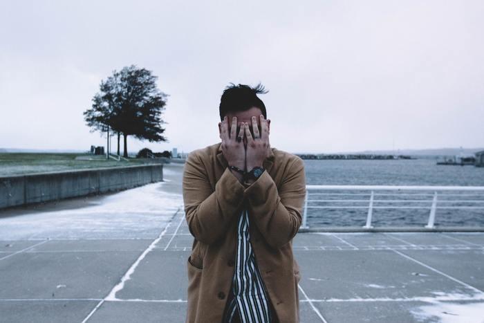 泣きたいのに泣けない人の特徴とは？