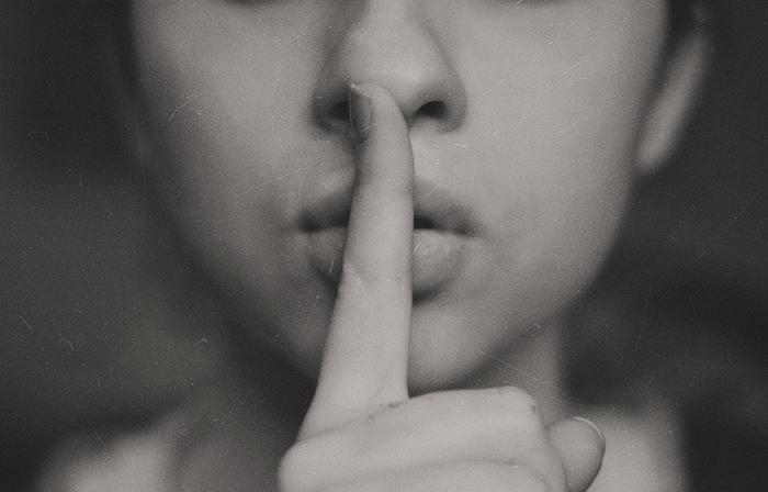 嘘は相手のため？自分を守るため？嘘をつく男性心理を徹底解説！