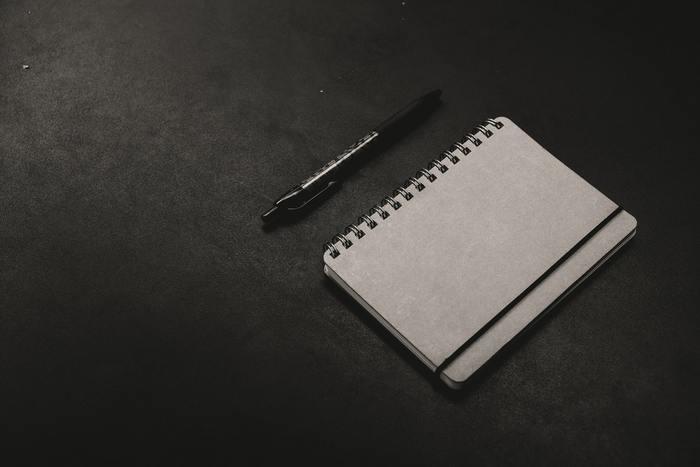 まずは何が嫉妬の原因になっているのかを紙に書き出してみる