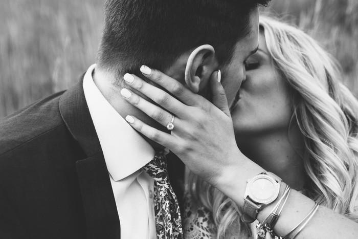 キスのリップ音は汚くない？男性の反応と自然なリップ音の出し方