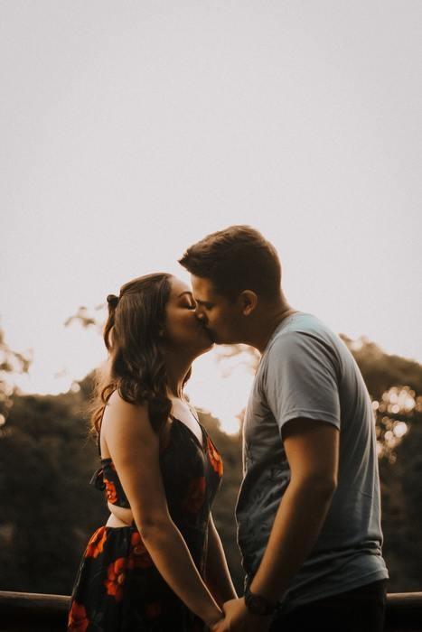 特定の男性とキスをする人もいる…