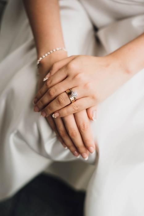 婚約破棄したら指輪はどうしよう？返すべきか・処分方法・一方的な婚約破棄への対処まで！