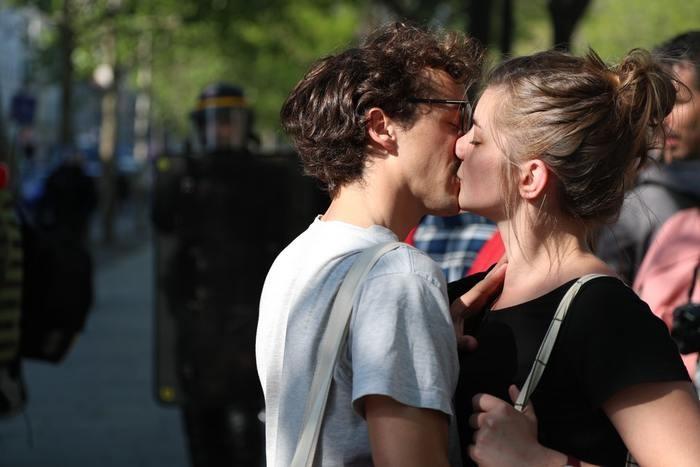 体制⑥：思わぬ場所で不意打ち！突然のキスの体制