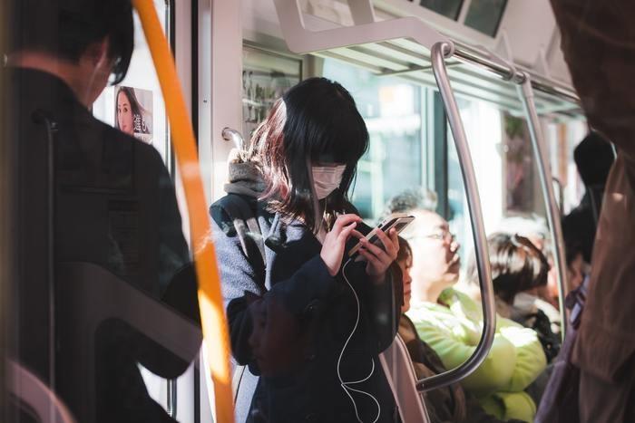 イケメンに電車で出会ったら…状況別！次につなげる行動とは