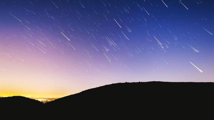 パターン別に夢占い。流れ星が出てくる夢の意味/心理を解説