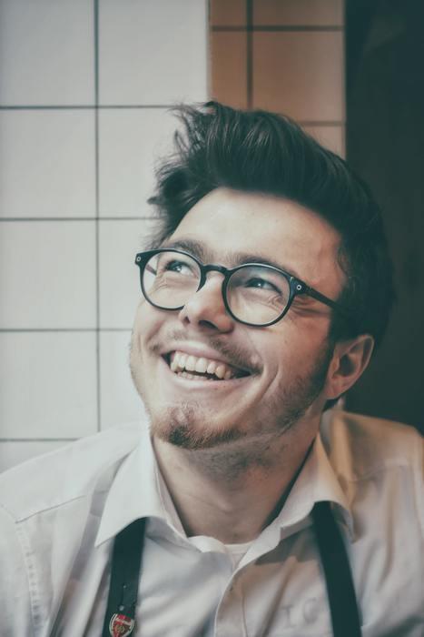 笑顔での挨拶は恋愛感情とは行かず、好印象を持たれたい証