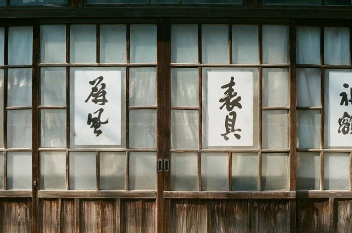 昔の家は隙間風が入ったため北枕で寝ると体が冷えてしまった…体調を崩す原因に