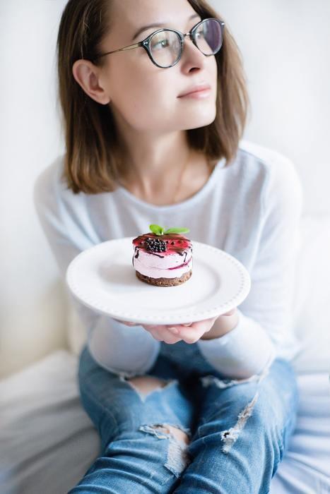 お腹がいっぱいなのにケーキを無理して食べる夢