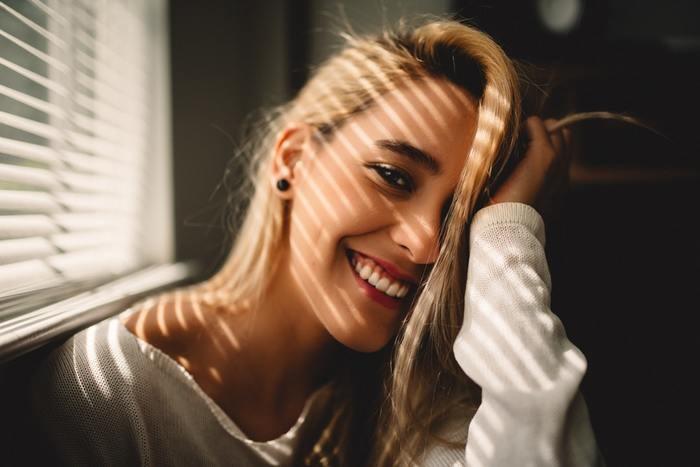 頬の左側にホクロがある人は、人相占いではどういう性格？