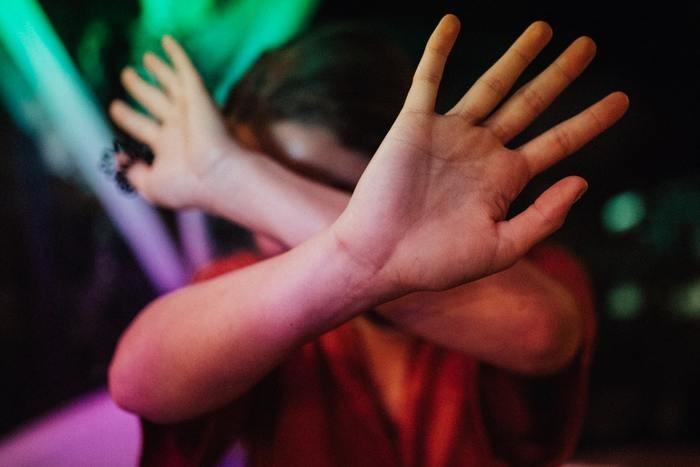 不倫でクビになるかも！そんなリスクのある《5つのケース》