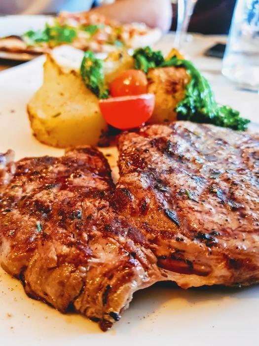 初デートに焼肉に行くメリット・デメリットとは？