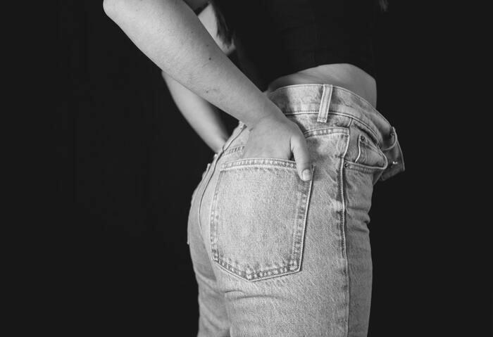 腰に手を当てる女性心理 