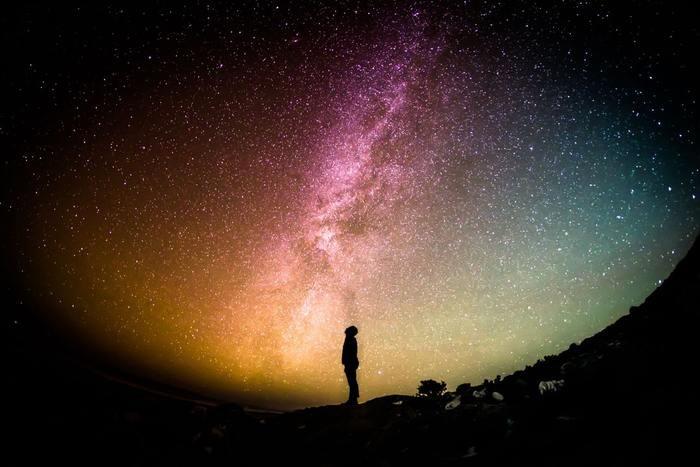 夜空に虹が出ている夢