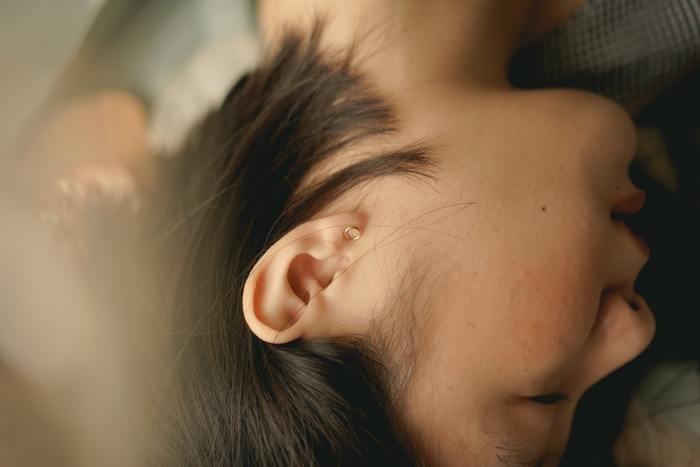 耳の上部がとんがっている人は、人相占いではどういう性格？
