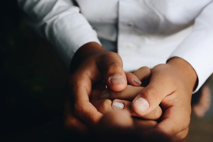 付き合っていないのに手を握る男性心理。どう対処するのがベスト？