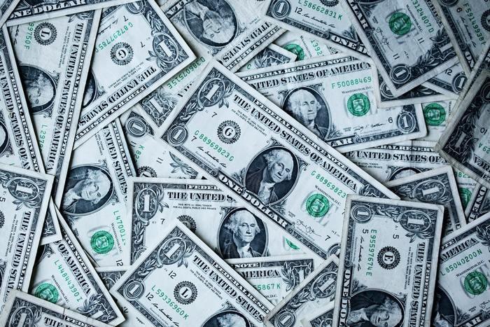 収入が低く金銭的に苦労しそう