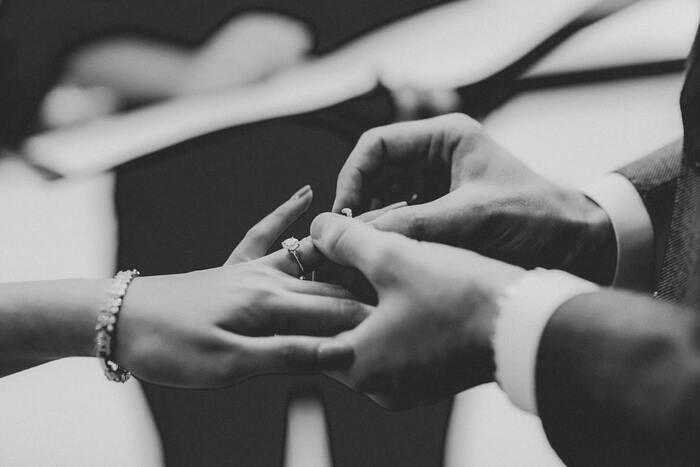 結婚のプレッシャーが原因で別れた二人。復縁はできる？【MIRORの恋愛Q&A】