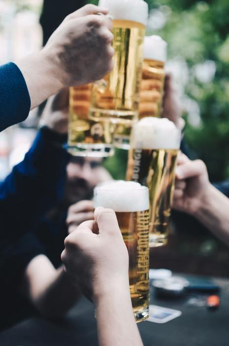飲み会などで隣の席に座るかチェックする