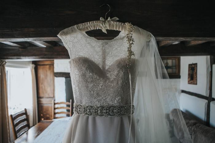10) 結婚式場の前