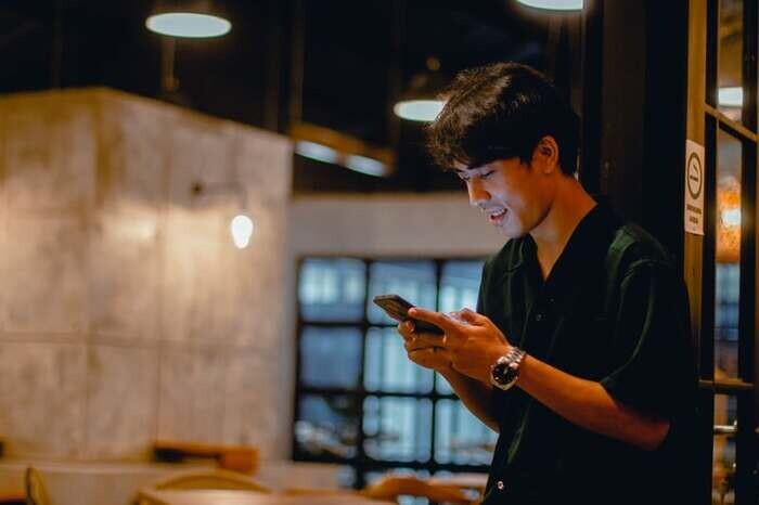 夜しか返信が来ない男は脈あり？男性心理と付き合い方を解説。