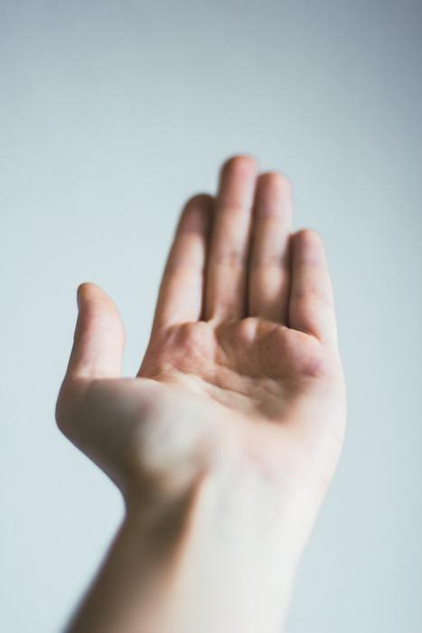 既婚者が手を繋ぐ心理とは？不倫は避けたい！