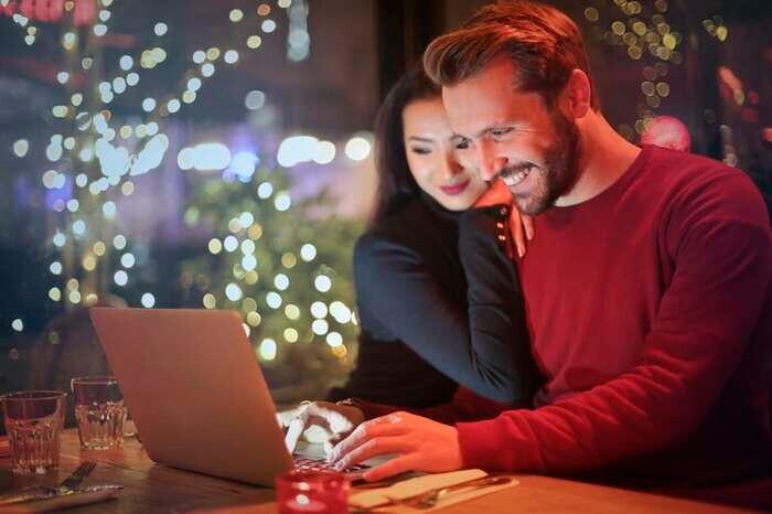 職場で男性が気になる人にとる行動とは│脈あり態度の見極め方