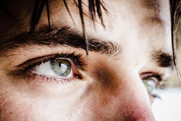 自分のことを話さない人に見られる特徴