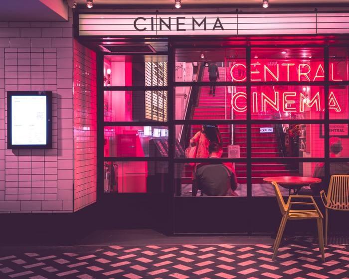 ふたりで官能的なシーンがあるドラマや映画を見る