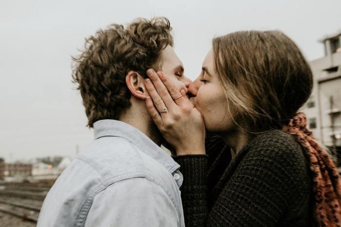体制⑦：頬を両手で包み込んでキス