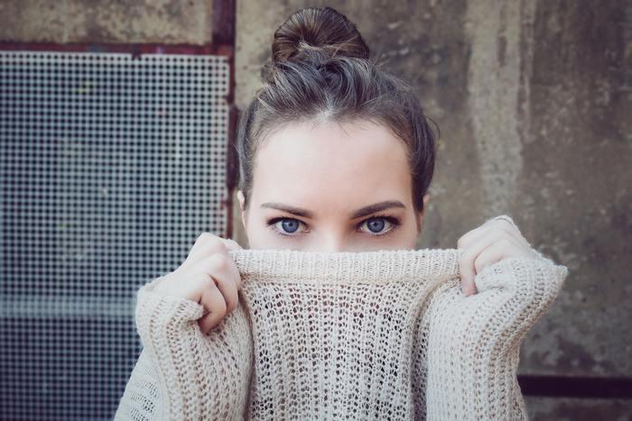 1)女性は目で追うのに、目が合うとそらす