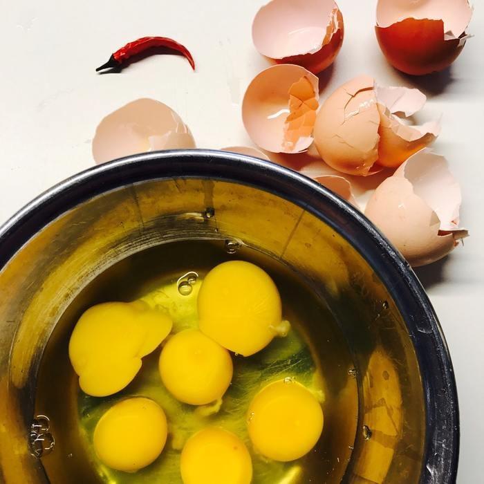 形が崩れた卵の夢