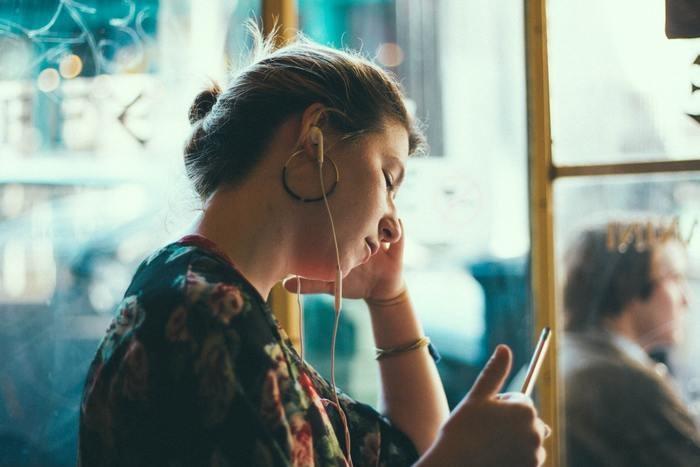 無意識に「話しかけるなオーラ」出してない？共通する特徴とオーラの操り方