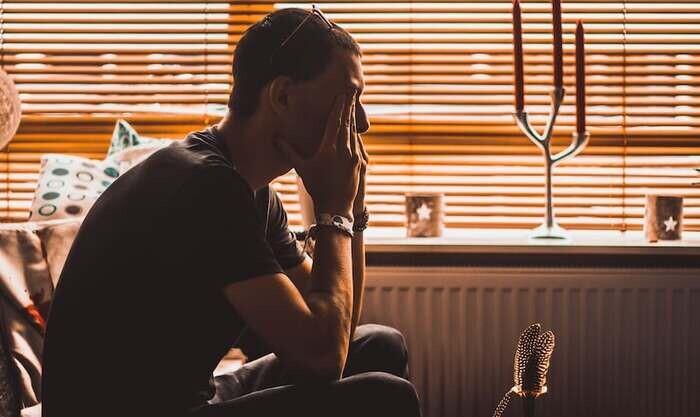 一人の女性に執着する男性は危険？心理や執着してくる男性を好きな時の振り向かせ方まで解説します