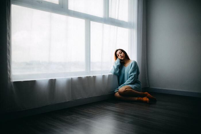 好きだけど距離を置く既婚者の心理5つ｜態度や行動は？効果的な対処法も！